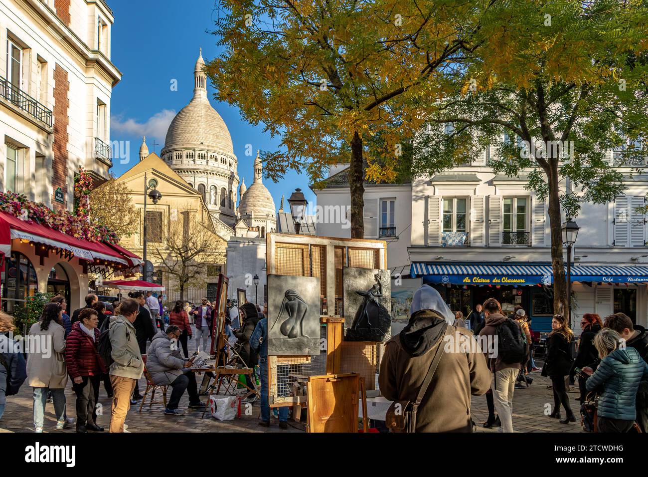 Les gens marchent autour de la place du Tertre regardant les artistes et leur travail un après-midi d'hiver à Montmartre, Paris, France Banque D'Images