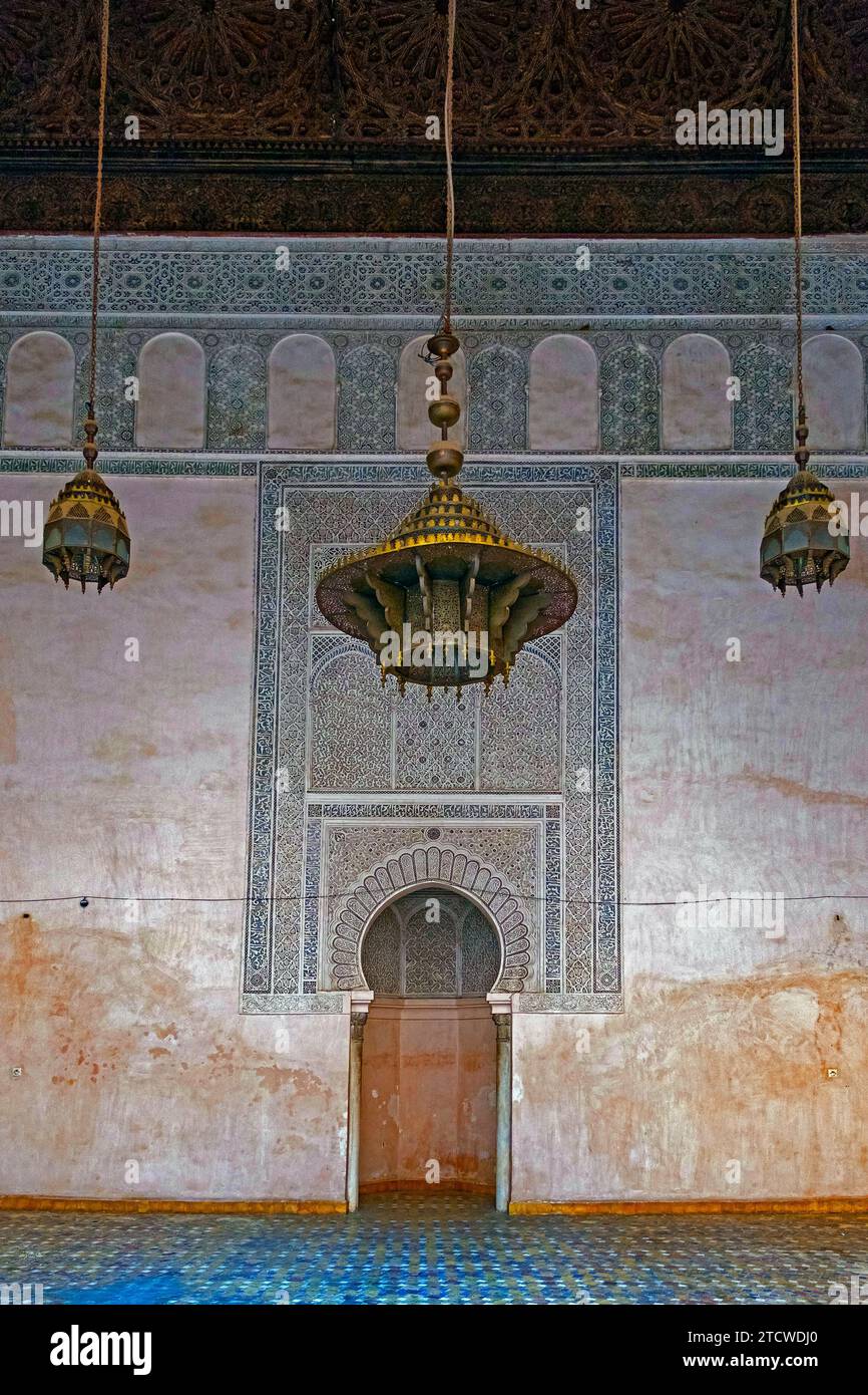 Mihrab dans la Madrasa Cherratine, niche qui indique la qibla, direction de la Kaaba à la Mecque dans la ville de Fès / Fès, Fès-Meknès, Maroc Banque D'Images