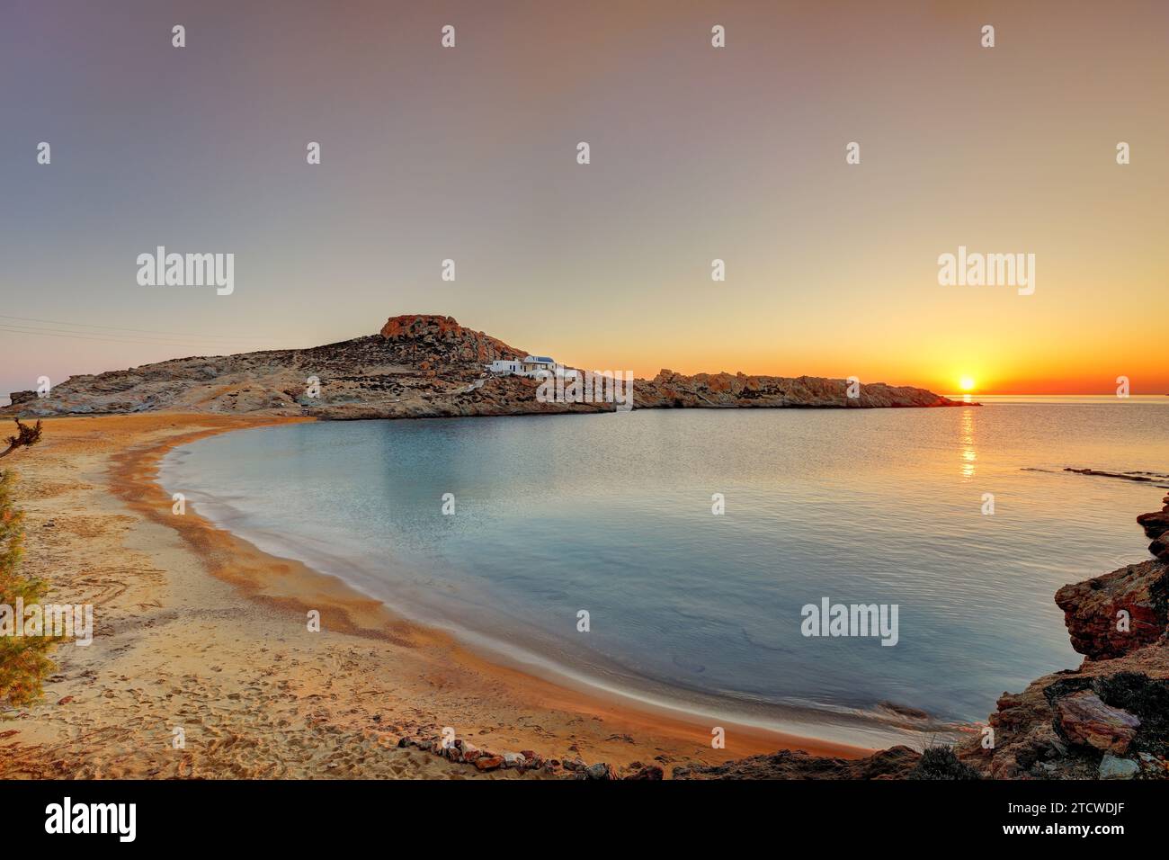 Le lever du soleil sur la plage Agios Sostis avec la chapelle homonyme de l'île de Serifos dans les Cyclades, Grèce Banque D'Images