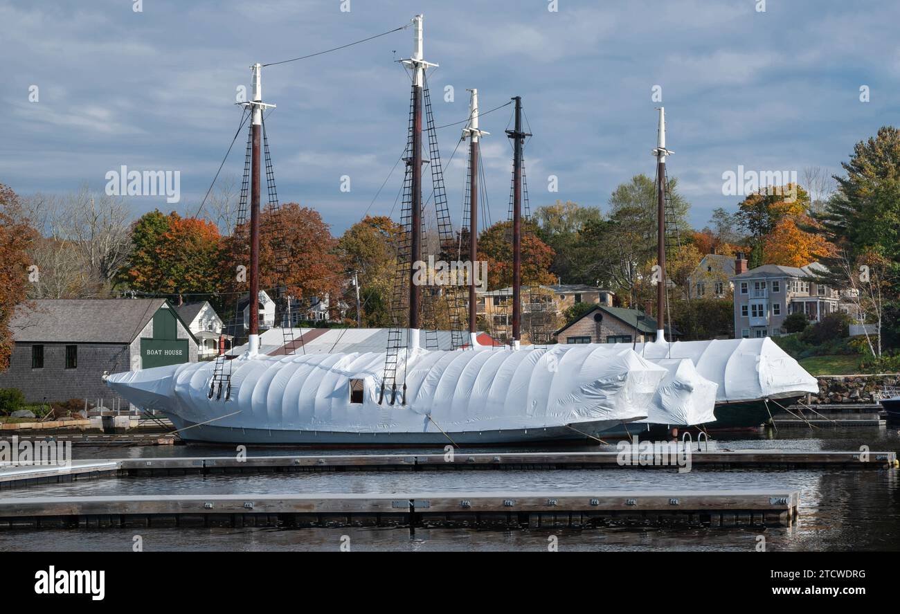 Voiliers en plastique enveloppé : les grands voiliers portent des manteaux de plastique sous film rétractable en préparation pour l'hiver dans un port de la Nouvelle-Angleterre. Banque D'Images