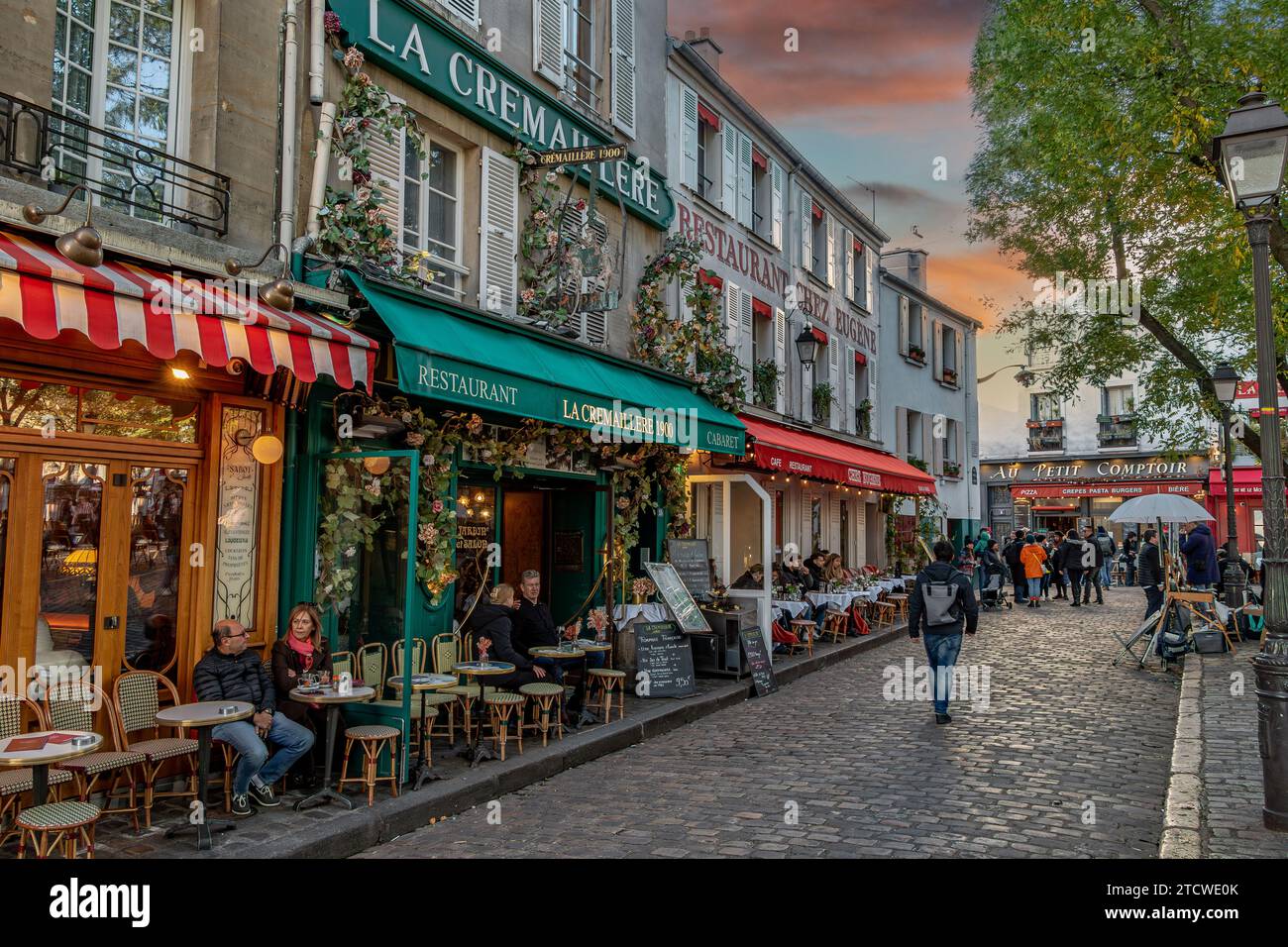 Les gens assis à l'extérieur de la Crémaillère 1900 en fin d'après-midi un jour d'hiver sur la place du Tertre , Montmartre, Paris, France Banque D'Images