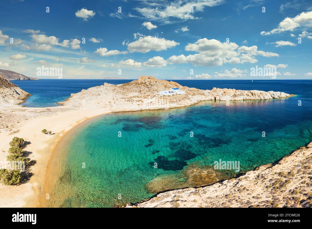 La plage de sable Agios Sostis avec la chapelle homonyme de l'île de Serifos dans les Cyclades, Grèce Banque D'Images