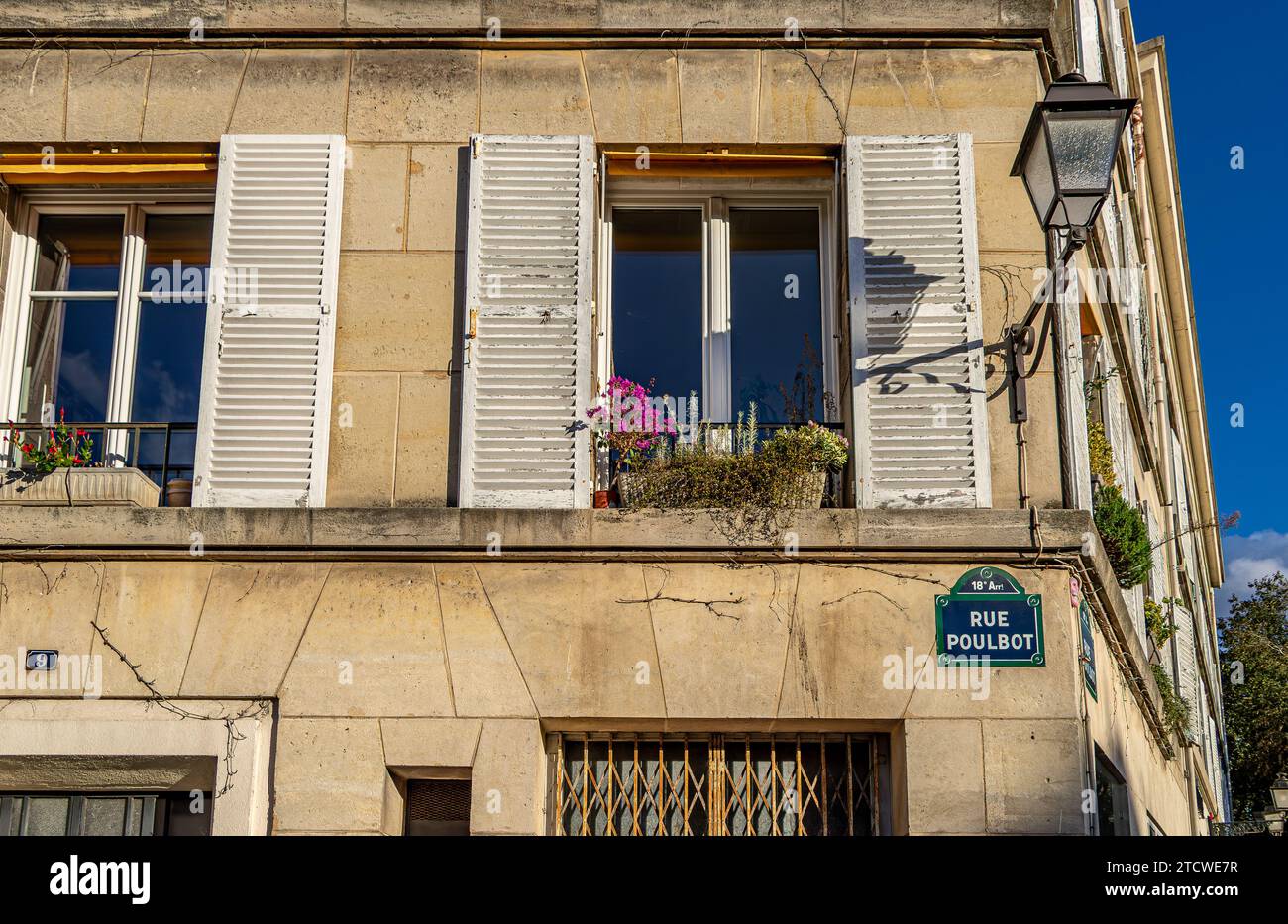 Volets en bois sur une maison de la rue Poulbot Montmartre dans le 18e arrondissement de Paris, France Banque D'Images