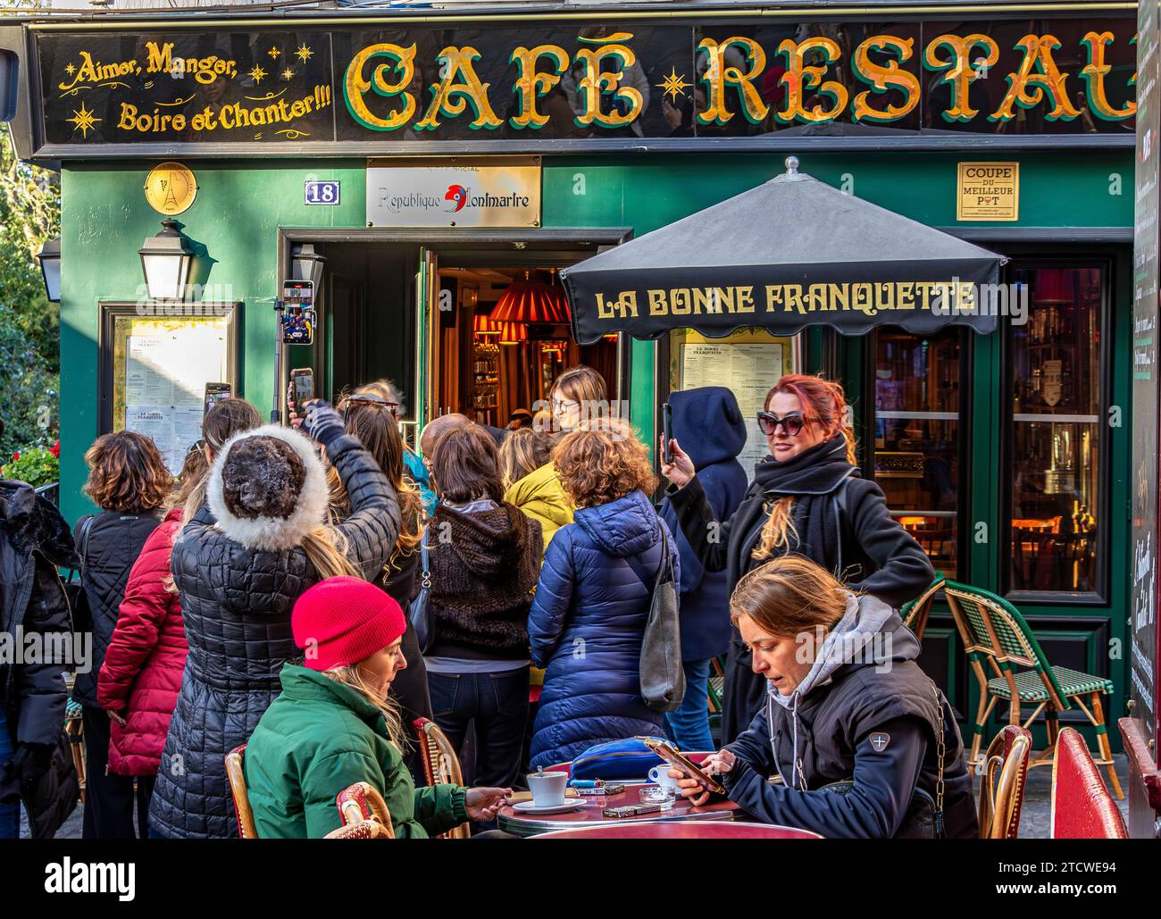 Les gens à l'extérieur de la bonne Franquette , un restaurant traditionnel français à Montmartre, dans le 18e arrondissement de Paris Banque D'Images
