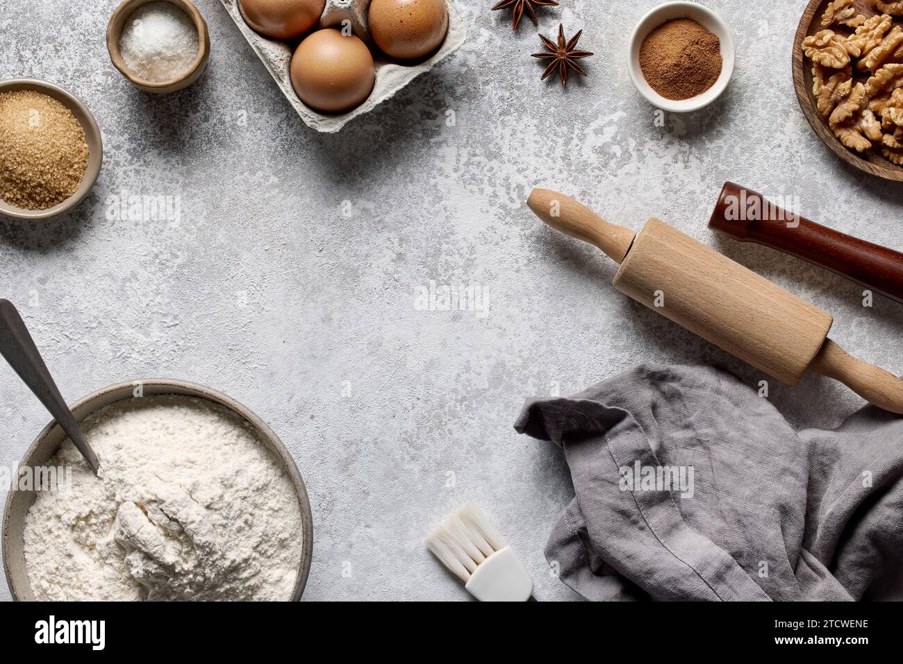 divers ingrédients de cuisson sur fond de table de cuisine peint gris clair, vue de dessus Banque D'Images