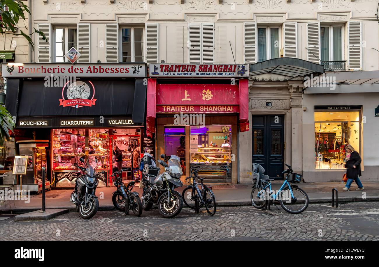 Cyclomoteurs et motos garés devant boucherie des Abbesses, une boucherie et charcuterie à Montmartre dans le 18e arrondissement de Paris Banque D'Images