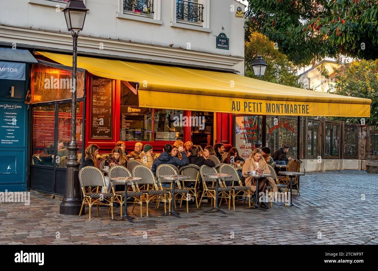 Les gens assis dehors sur la terrasse au petit Montmartre , un café à Montmartre, dans le 18e arrondissement de Paris, France Banque D'Images