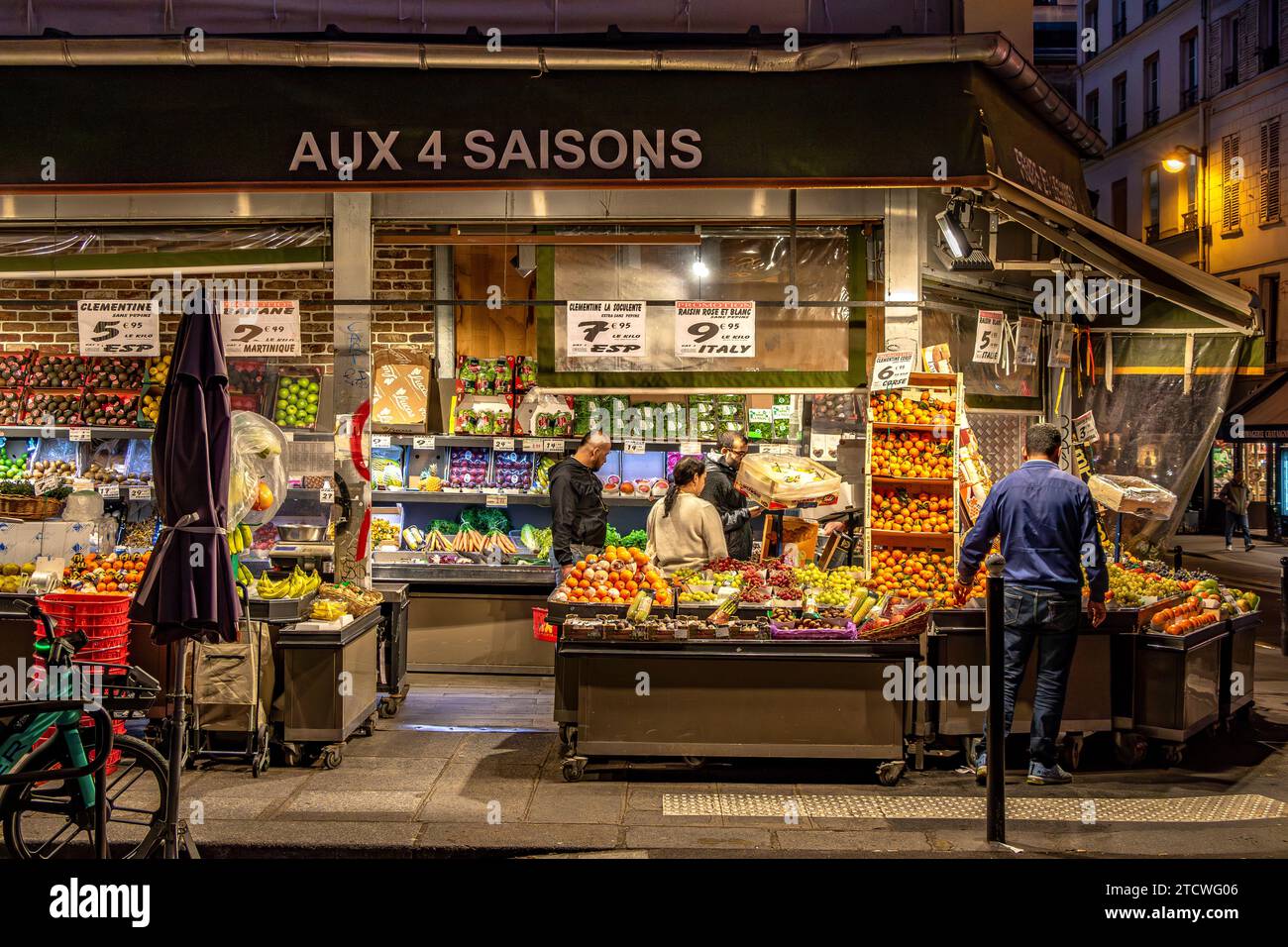 Aux 4 saisons un magasin de fruits et légumes rue des Martyrs, dans le 9e arrondissement de Paris, France Banque D'Images