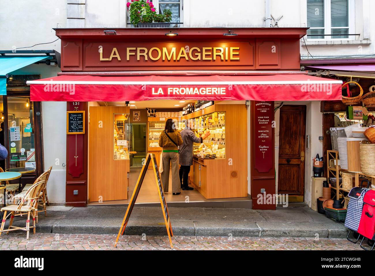 Une femme qui achète du fromage à la Fromagerie, une fromagerie de la rue Mouffetard dans le 5e arrondissement de Paris Banque D'Images