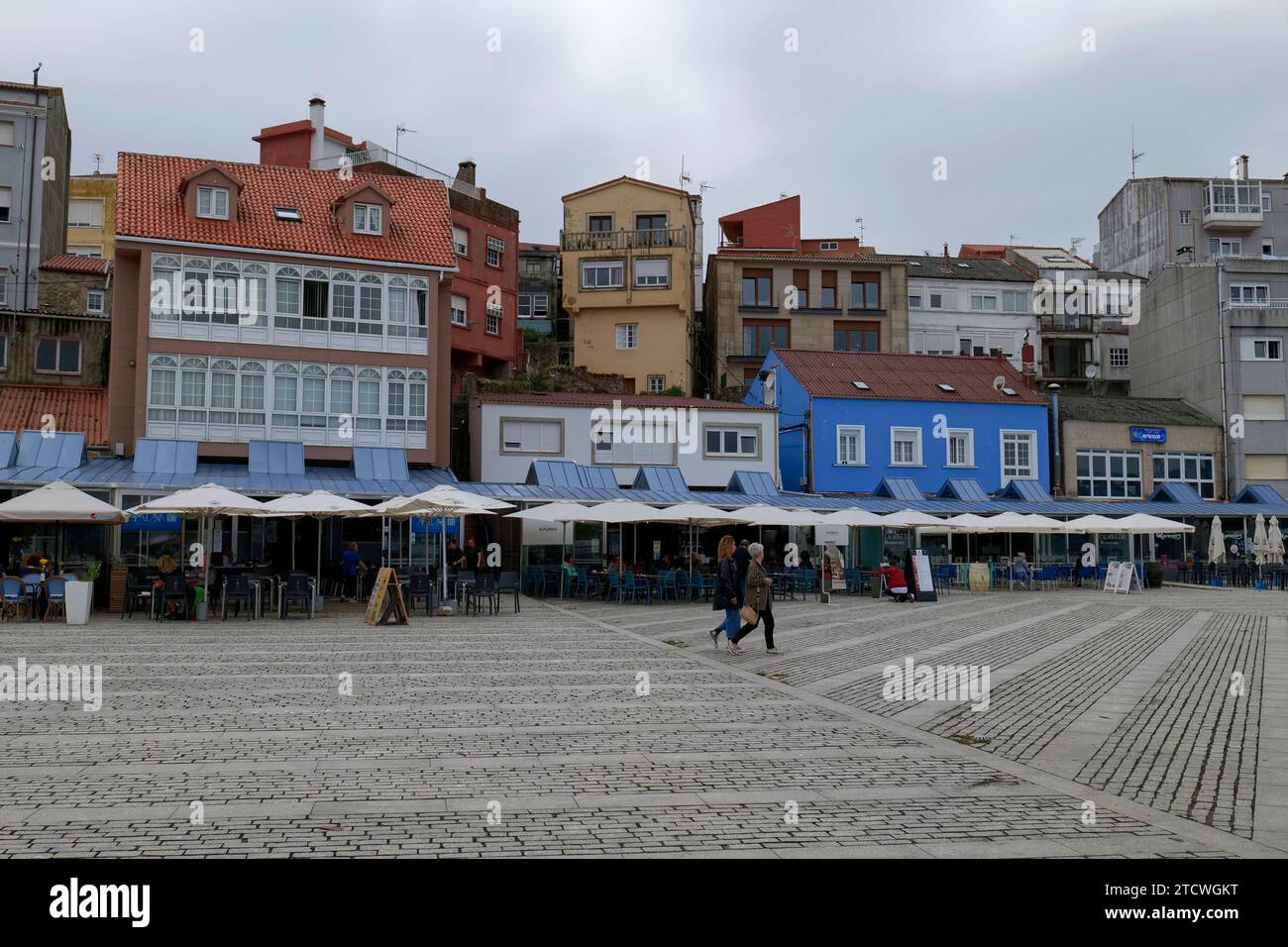 Bars et restaurants bordent la place à Paseo Ribeira, Espagne, Fisterra, Galice, nord-ouest de l'Espagne, Europe Banque D'Images