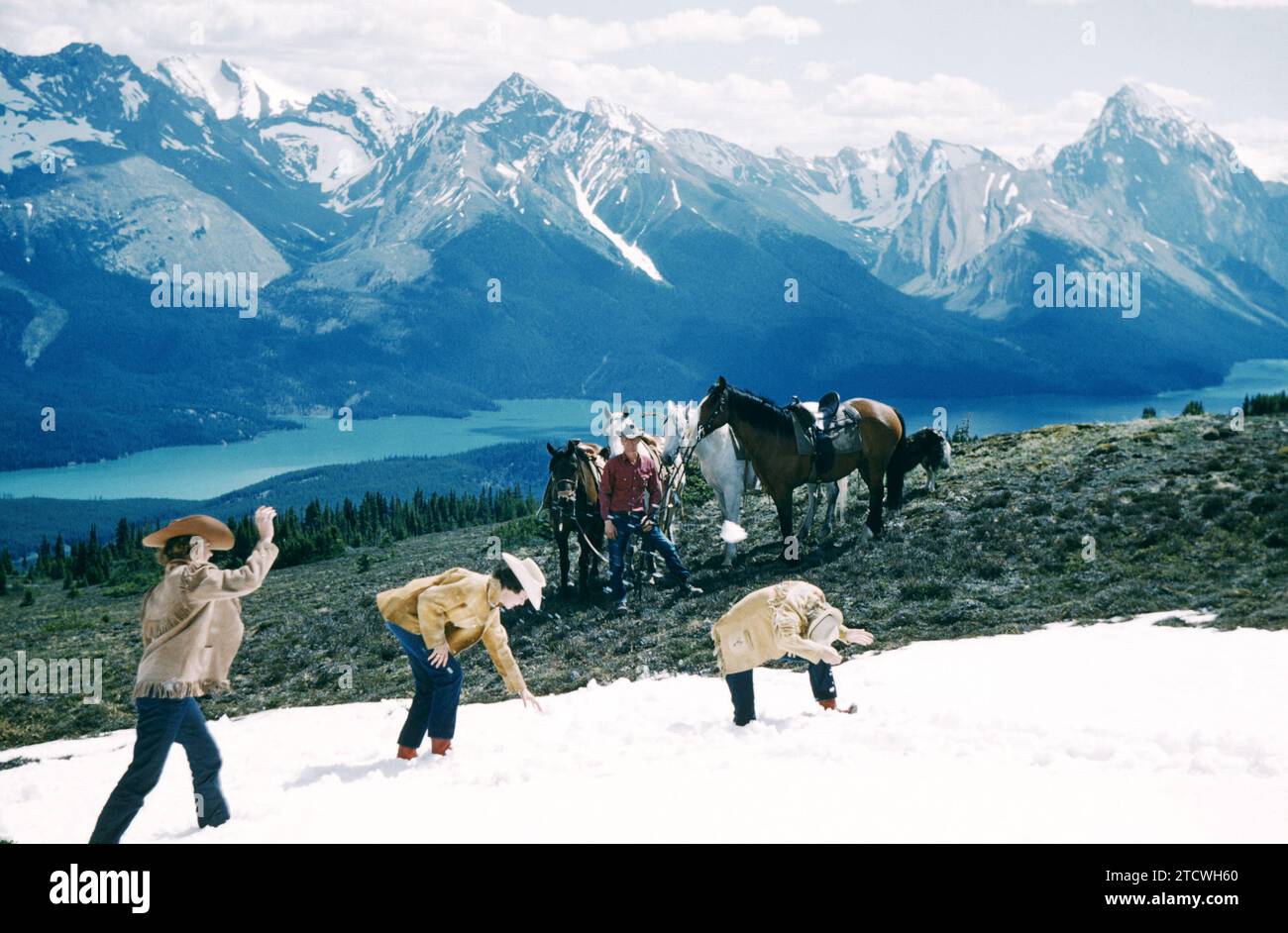 JASPER, AB - JUILLET 1954 : vue générale comme un groupe de coureurs jouent dans la neige lors de leur randonnée vers juillet 1954 à Jasper, Alberta, Canada. (Photo de Hy Peskin) Banque D'Images