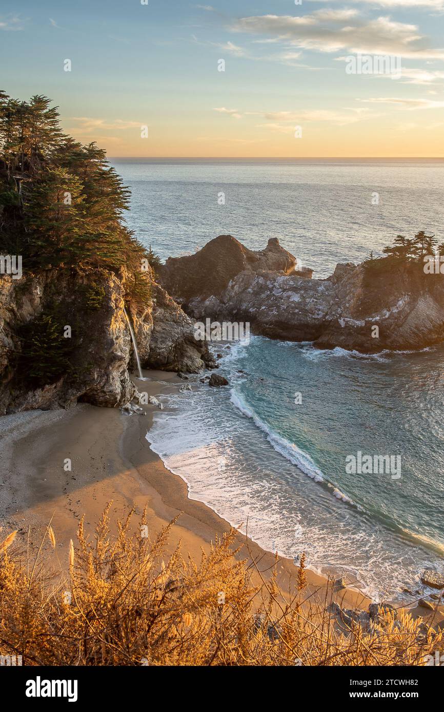 McWay Falls au coucher du soleil Banque D'Images