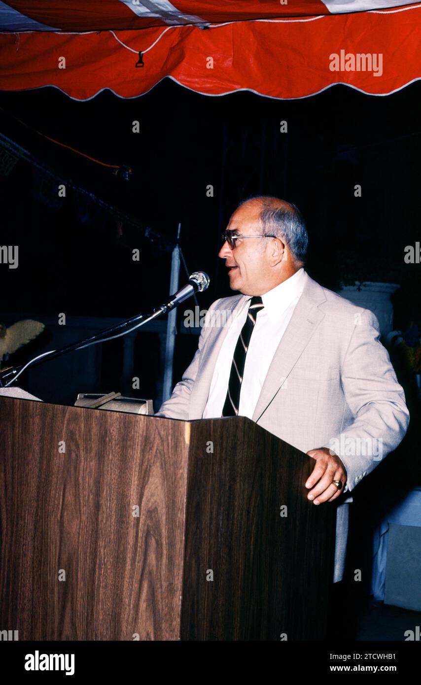 Juillet 1980 : l'Acteur Franck Dubosc parle lors d'un événement vers juillet 1980. (Photo de Hy Peskin) *** légende locale *** Ed Asner Banque D'Images