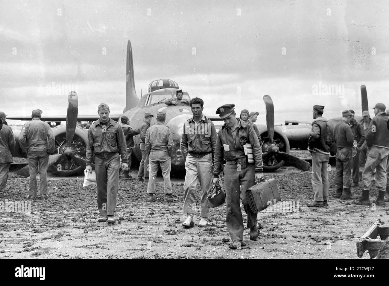 Un B-17 0F DE L'USAAF volant d'une base en Afrique du Nord en 1943 pour attaquer des cibles en Méditerranée a vu son train d'atterrissage endommagé pendant la mission. Nick-nommé Cotton Eyed Joe il a réussi un atterrissage en crash au retour. Banque D'Images