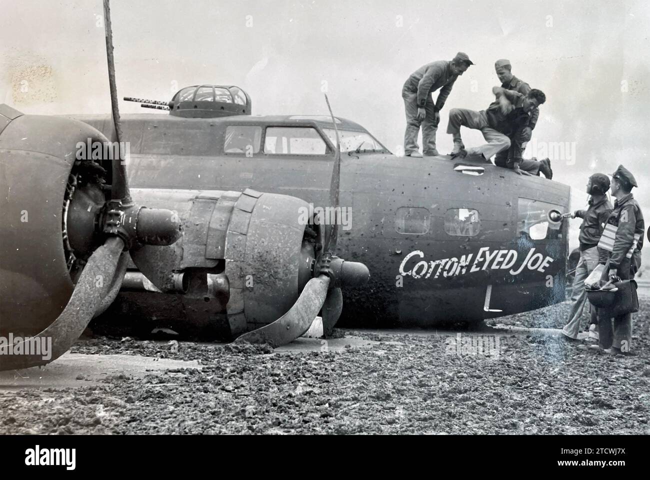 Un B-17 0F DE L'USAAF volant d'une base en Afrique du Nord en 1943 pour attaquer des cibles en Méditerranée a vu son train d'atterrissage endommagé pendant la mission. Nick-nommé Cotton Eyed Joe il a réussi un atterrissage en crash au retour. Banque D'Images