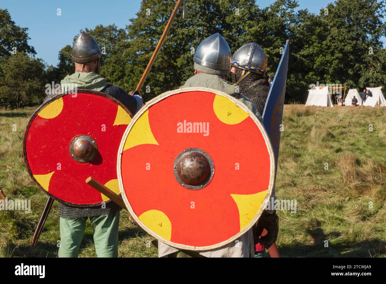 Angleterre, East Sussex, bataille, festival annuel de reconstitution de la bataille de Hastings en octobre, groupe de guerriers habillés d'armure médiévale Banque D'Images