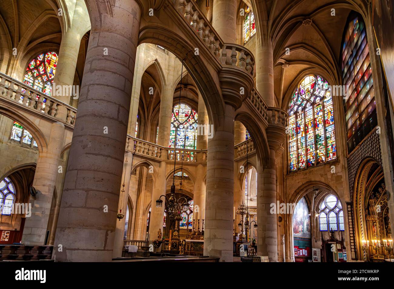 Voûtes de nef et vitraux à l'extrémité est de l'abside de Saint-Étienne-du-Mont, l'une des églises les plus belles de Paris, France Banque D'Images
