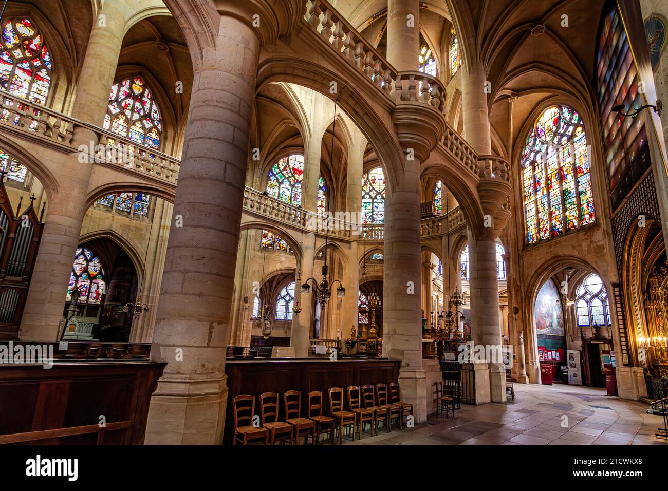 Voûtes de nef et vitraux à l'extrémité est de l'abside de Saint-Étienne-du-Mont, l'une des plus belles églises de Paris, France Banque D'Images