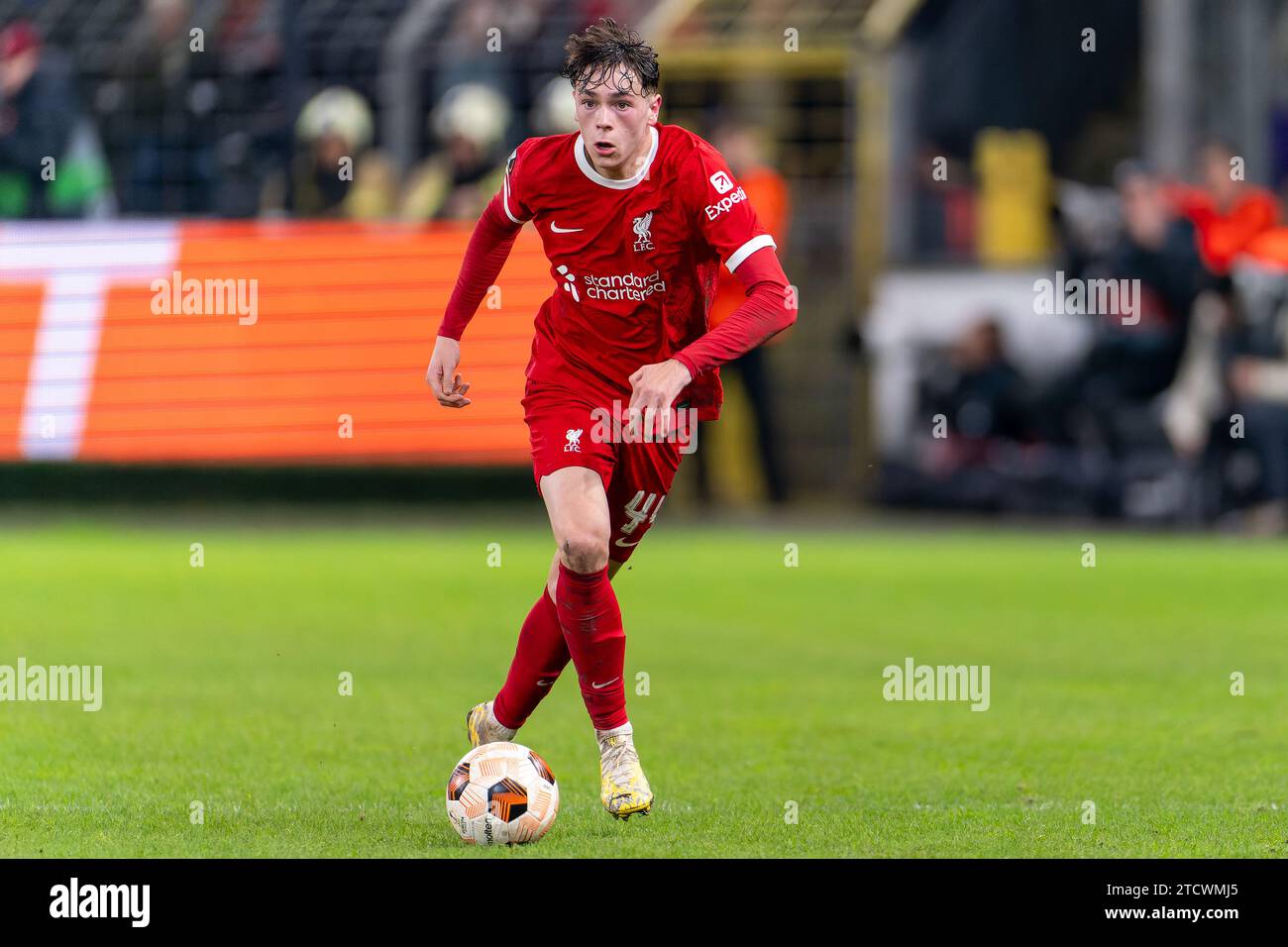 Bruxelles, Belgique. 14 décembre 2023. BRUXELLES, BELGIQUE - 14 DÉCEMBRE : Luke Chambers de Liverpool court avec le ballon lors du match de groupe E de l'UEFA Europa League entre la Royale Union Saint-Gilloise et le Liverpool FC au stade RSC Anderlecht le 14 décembre 2023 à Bruxelles, Belgique. (Photo Joris Verwijst/Agence BSR) crédit : Agence BSR/Alamy Live News Banque D'Images