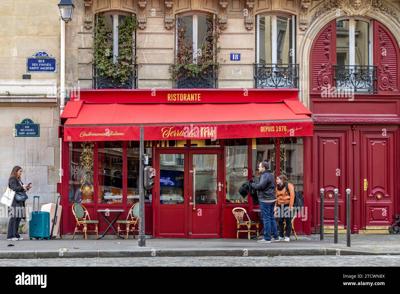 Les gens à l'extérieur de Terra Nera, un restaurant italien sur la rue des fosses Saint Jacques, utilisé dans la série télévisée Emily à Paris, Paris, France Banque D'Images