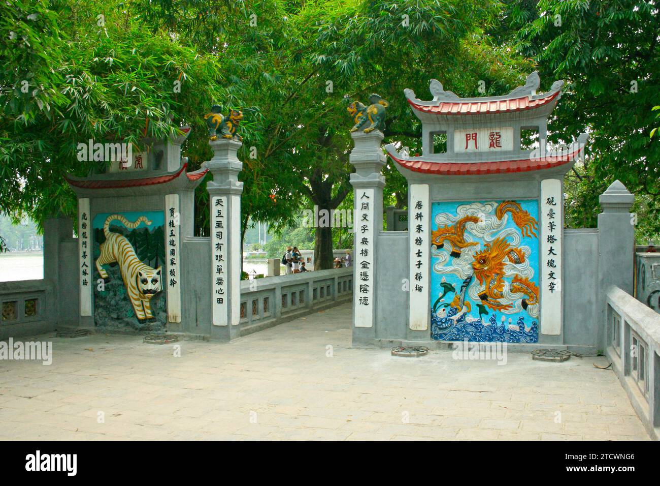 Hanoi, Vietnam - avril 22 2009 : entrée du temple de la montagne de Jade, situé sur le lac Hoan Kiem dans le centre de Hanoi. Il a été construit sur l'île de Jade Banque D'Images