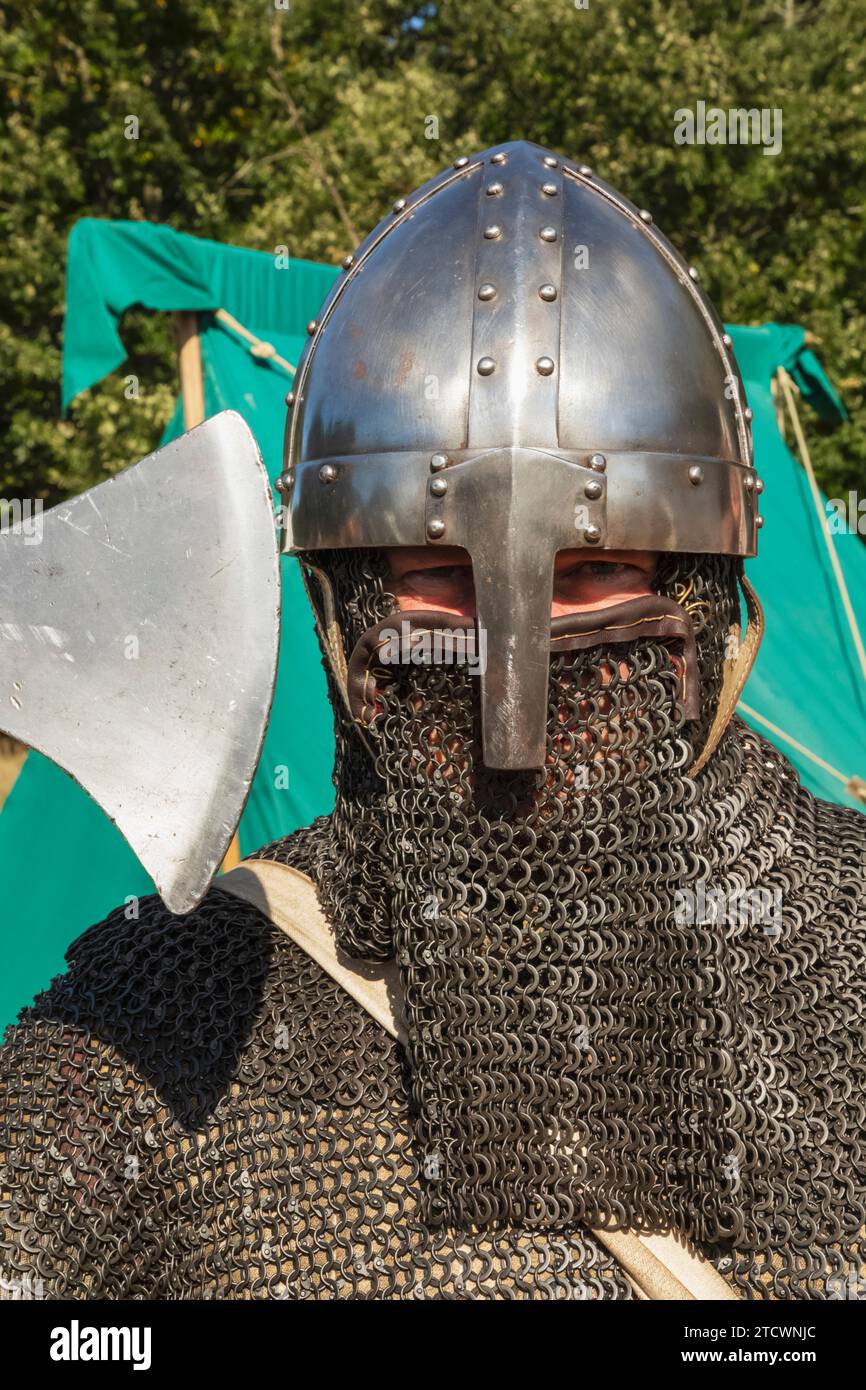 Angleterre, East Sussex, bataille, festival annuel de reconstitution de la bataille de Hastings en octobre, Portrait d'un homme habillé en armure médiévale de courrier à chaîne Banque D'Images