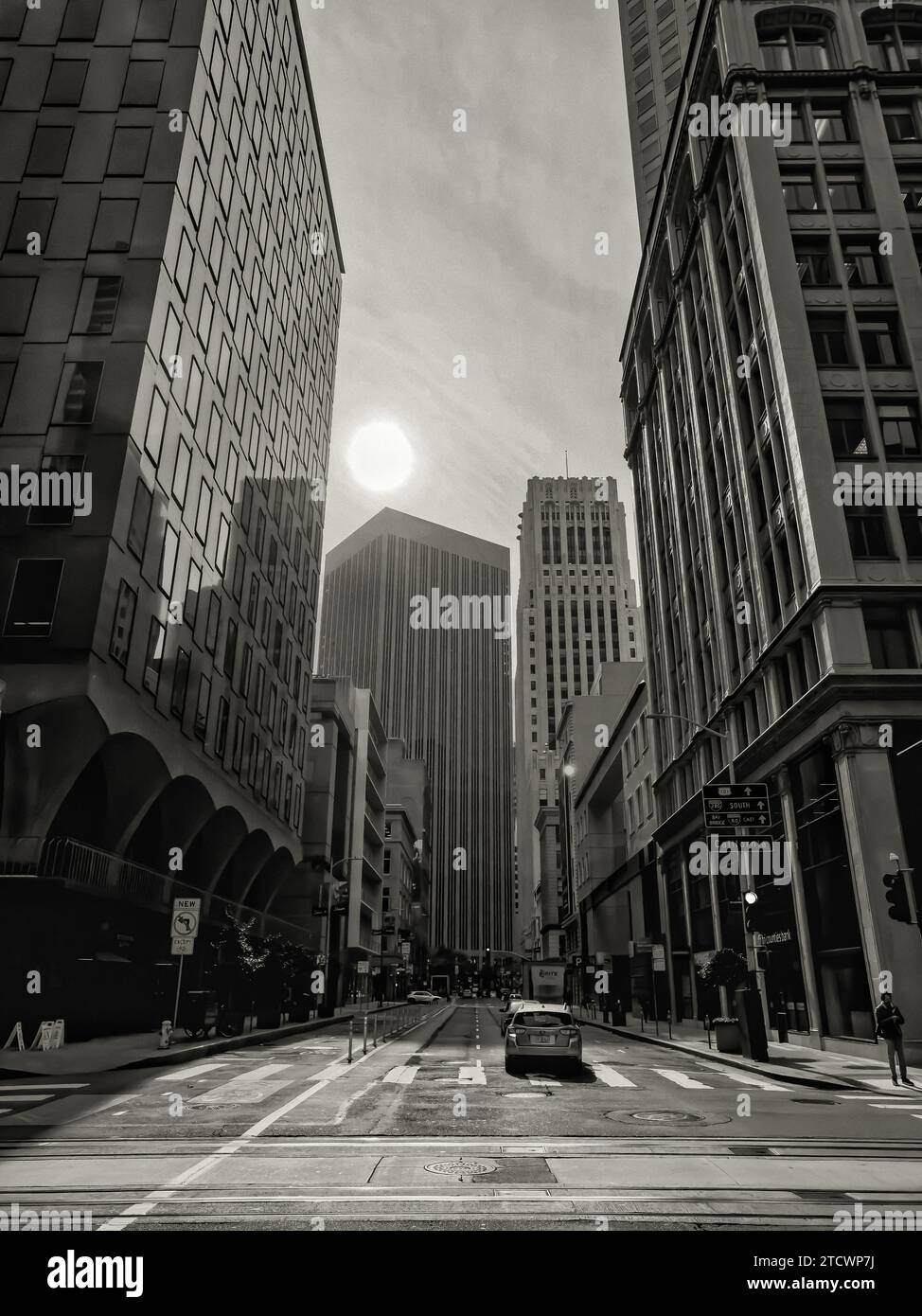 Le soleil se lève au-dessus des lignes de ciel dans le centre-ville de San Francisco, en Californie. Banque D'Images