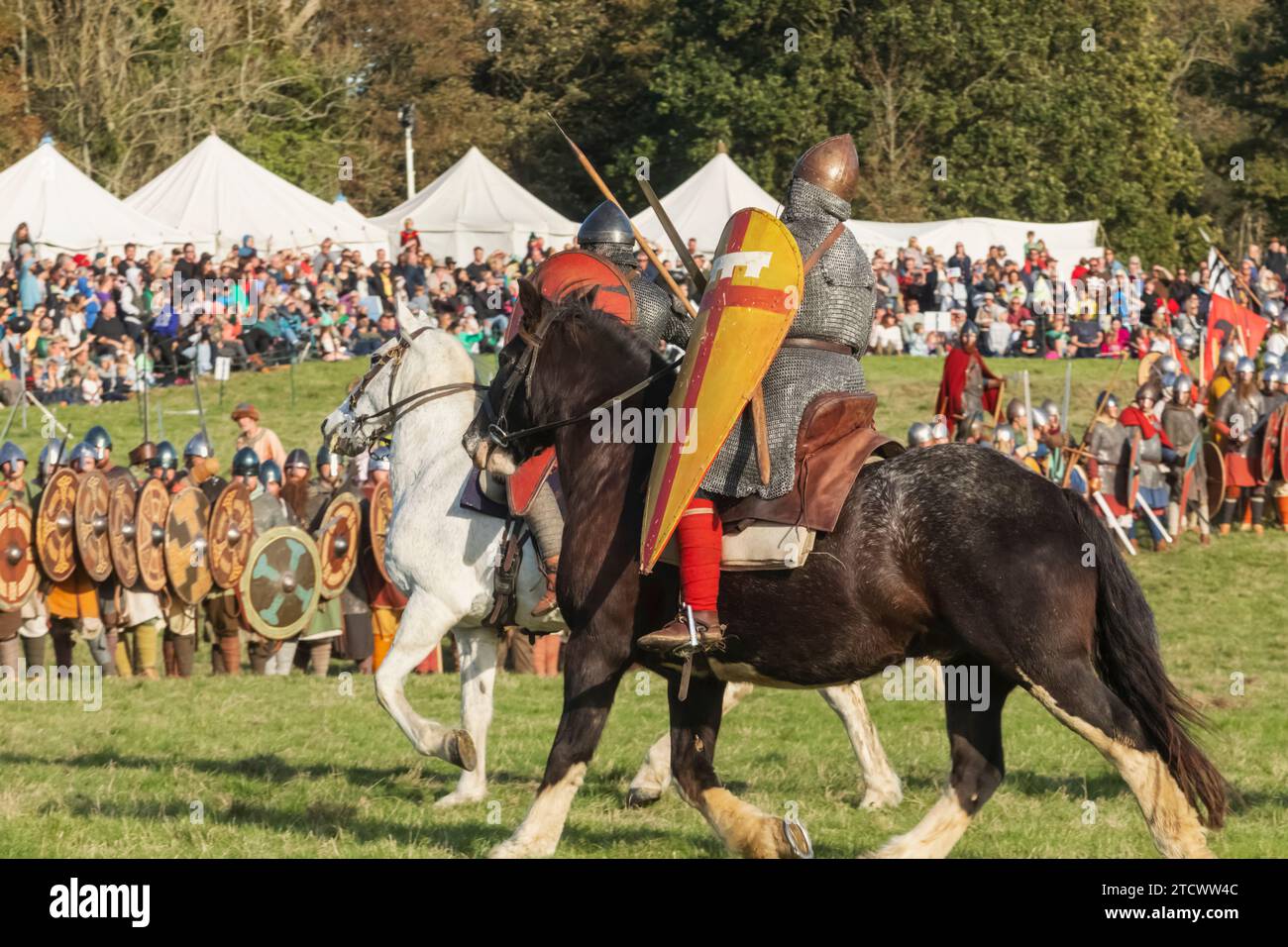 Angleterre, East Sussex, bataille, le festival annuel de reconstitution de la bataille de Hastings en octobre, chevaliers normands à cheval habillés d'armure médiévale Banque D'Images