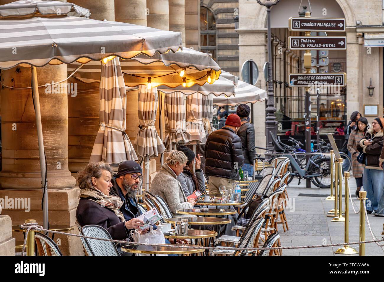Les gens assis sur la terrasse à le Nemours, une brasserie à la mode avec une terrasse près du Palais Royal, Paris, France Banque D'Images