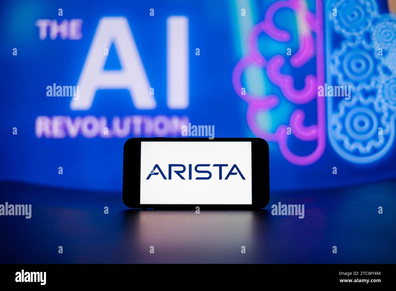 Dans cette illustration photo, le logo Arista Networks Inc. Est affiché sur un écran de téléphone mobile avec le symbole de révolution IA (intelligence artificielle) en arrière-plan. Banque D'Images