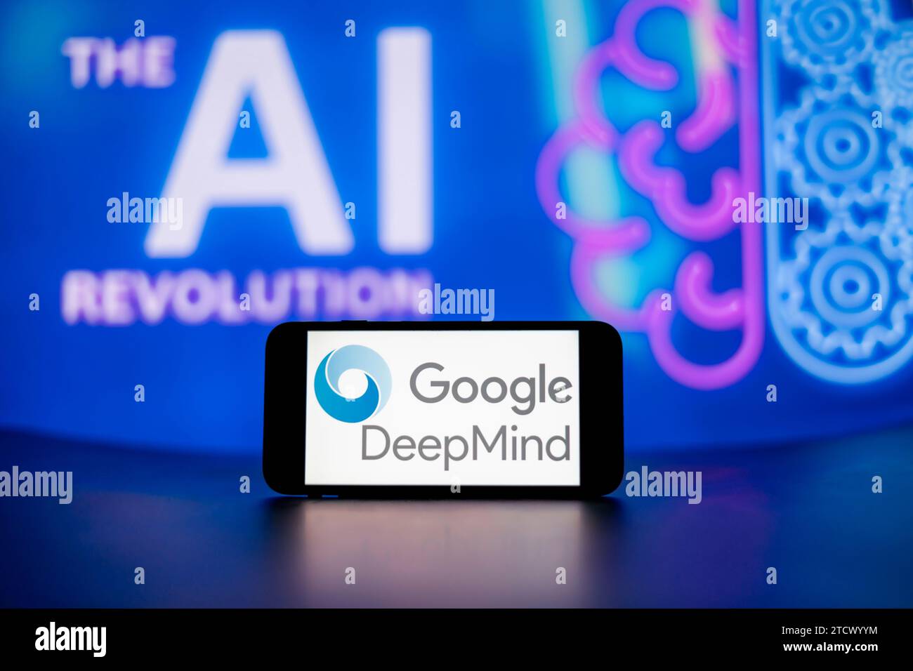 Inde. 14 décembre 2023. Dans cette illustration photo, le Google DeepMind, logo vu affiché sur un écran de téléphone mobile avec le symbole de révolution IA (intelligence artificielle) en arrière-plan. (Image de crédit : © Idrees Abbas/SOPA Images via ZUMA Press Wire) USAGE ÉDITORIAL SEULEMENT! Non destiné à UN USAGE commercial ! Banque D'Images