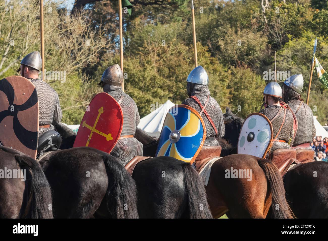 Angleterre, East Sussex, bataille, le festival annuel de reconstitution de la bataille de Hastings en octobre, chevaliers normands à cheval habillés d'armure médiévale Banque D'Images