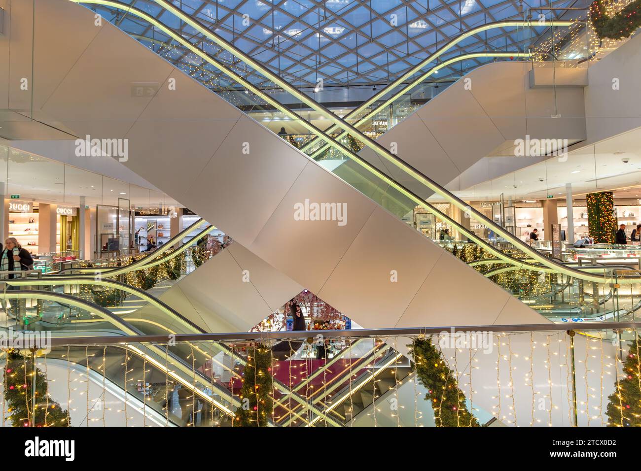 Les escalators de la Samaritaine, un grand magasin à Paris dans le 1e arrondissement de Paris France Banque D'Images