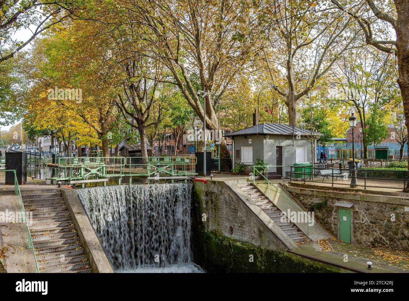 Une écluse sur le canal Saint-Martin à l'automne, un canal de 4,6 km de long à Paris, reliant le canal de l'Ourcq à la Seine, Paris, France Banque D'Images