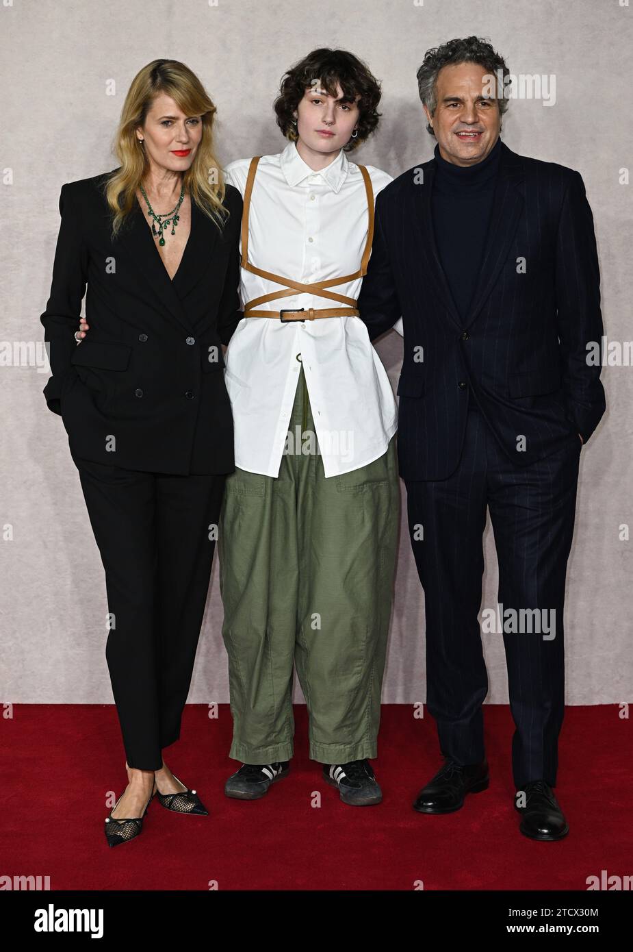 Londres, Royaume-Uni. 14 décembre 2023. Sunrise Coigney, Bella Ruffalo et Mark Ruffalo arrivent au Poor Things UK Gala screening, Barbican, Londres. Crédit : Doug Peters/EMPICS/Alamy Live News Banque D'Images