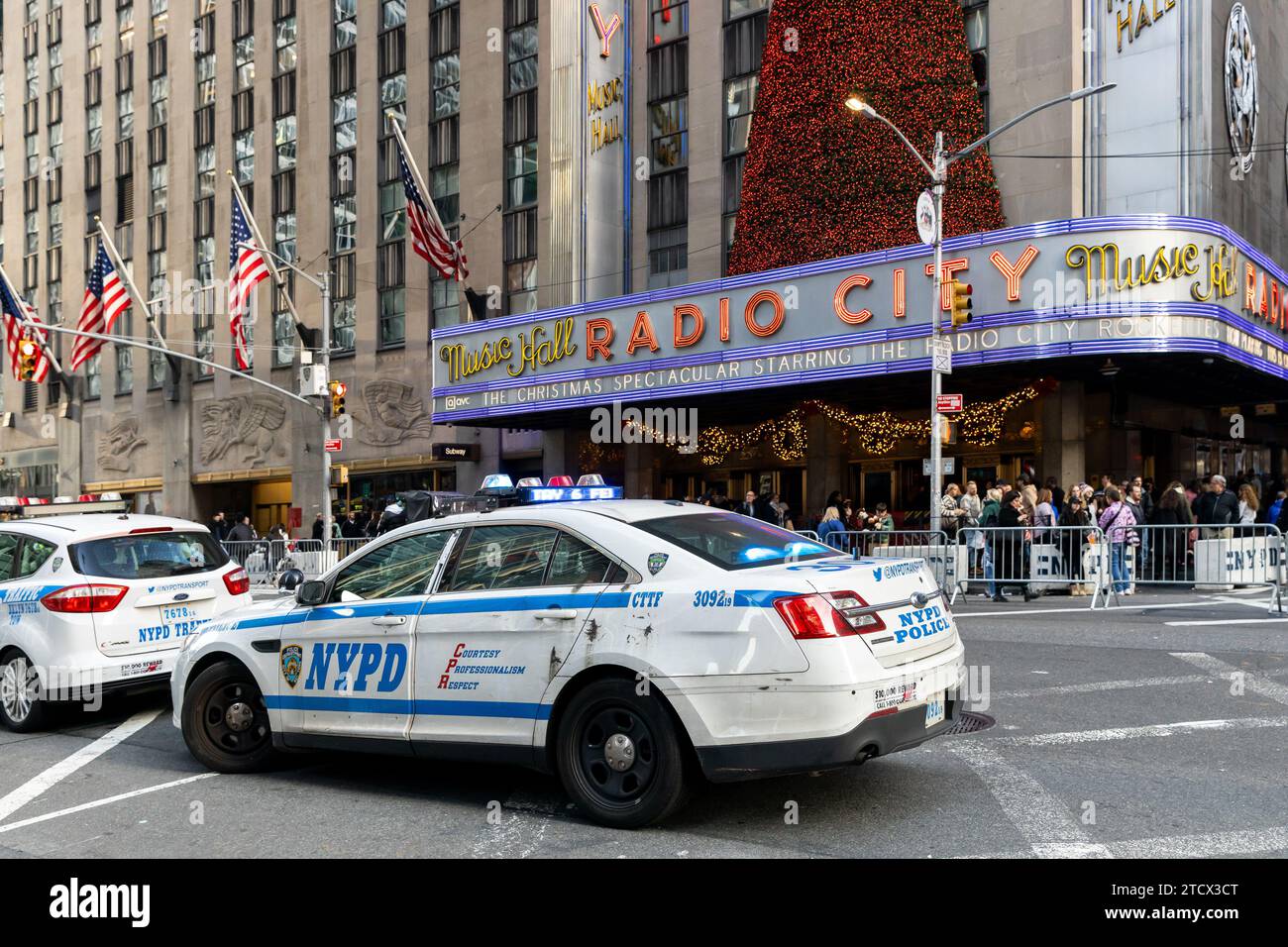 Une voiture du département de police de New York assis dans la rue à l'extérieur du radio City Music Hall pendant les vacances. Banque D'Images