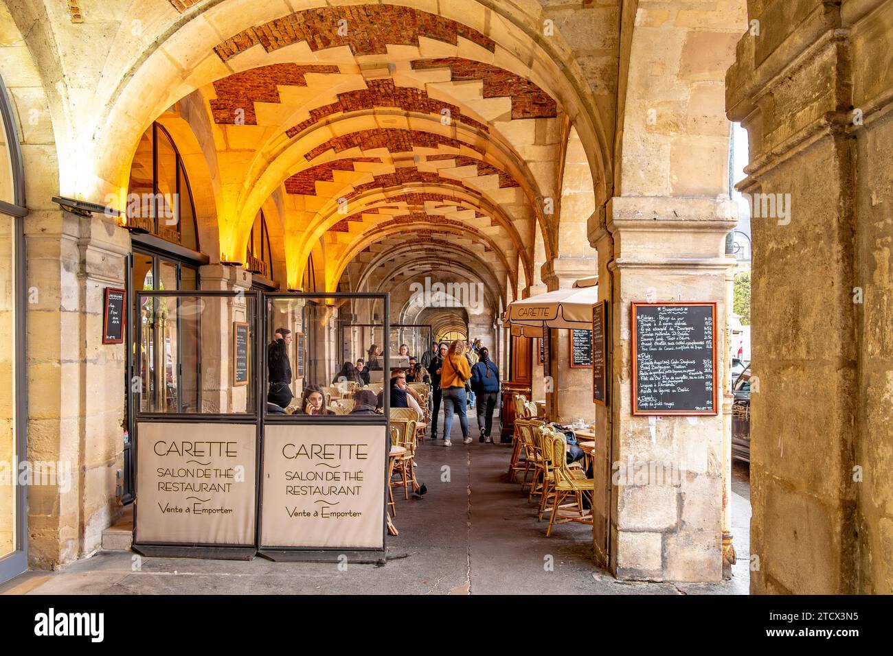 Carette, une pâtisserie et salon de thé situé dans les galeries voûtées de la place des Vosges dans le quartier du Marais à Paris, France Banque D'Images