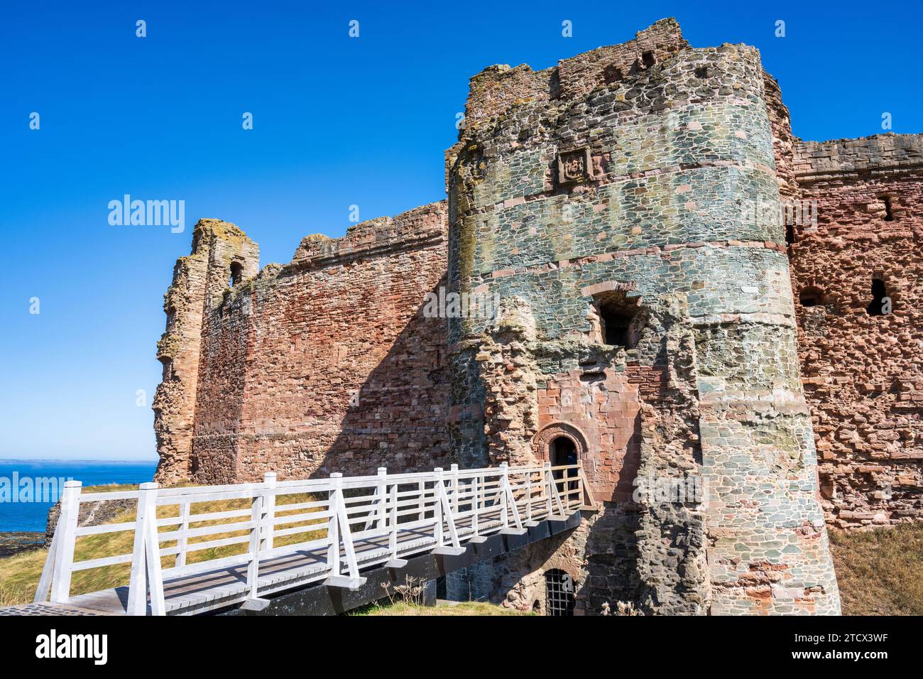 Le mur de Curtin de Barbican et de grès rouge du château de Tantallon, une forteresse en ruine du milieu du 14e siècle, à East Lothian, Écosse, Royaume-Uni Banque D'Images