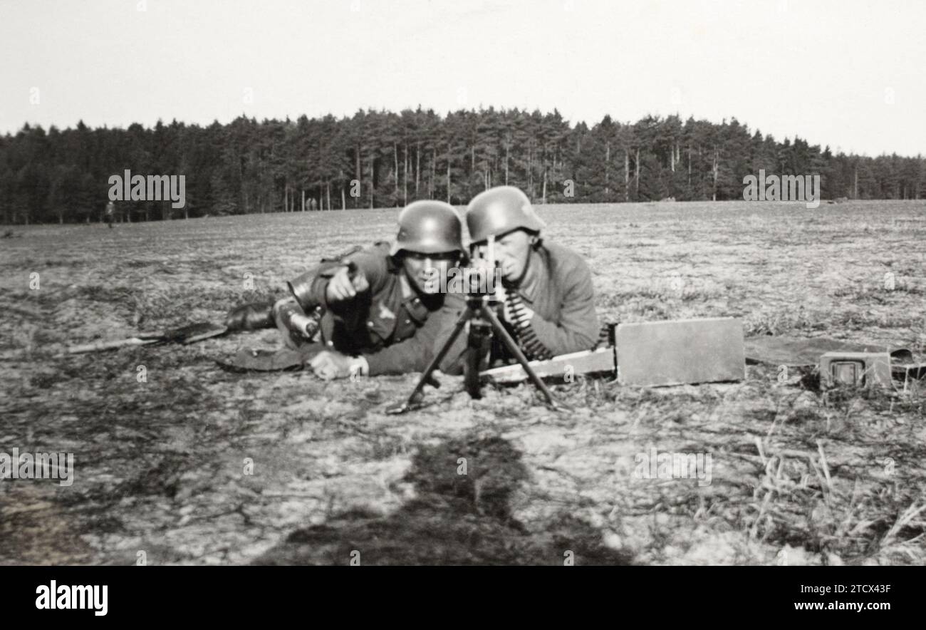 Une équipe d'infanterie allemande MG34 pendant la Seconde Guerre mondiale. Banque D'Images