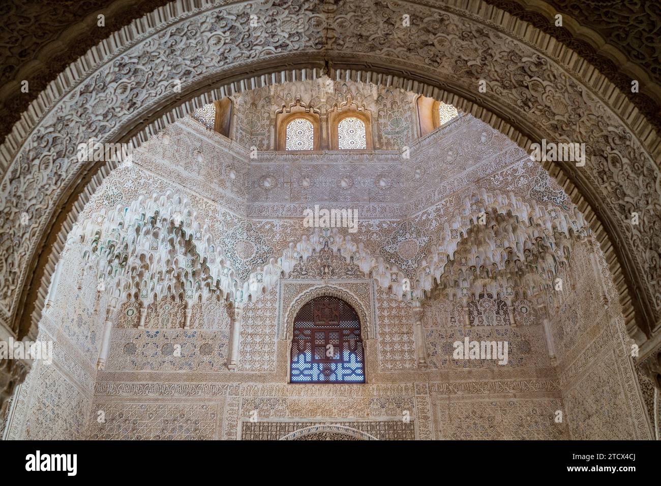 Beautyfull arche, chapiteaux et portique de décoration en stuc au Mexuar Palais des Lions, Alhambra, Andalousie, Espagne. Décoration sculptée magique à couper le souffle Banque D'Images