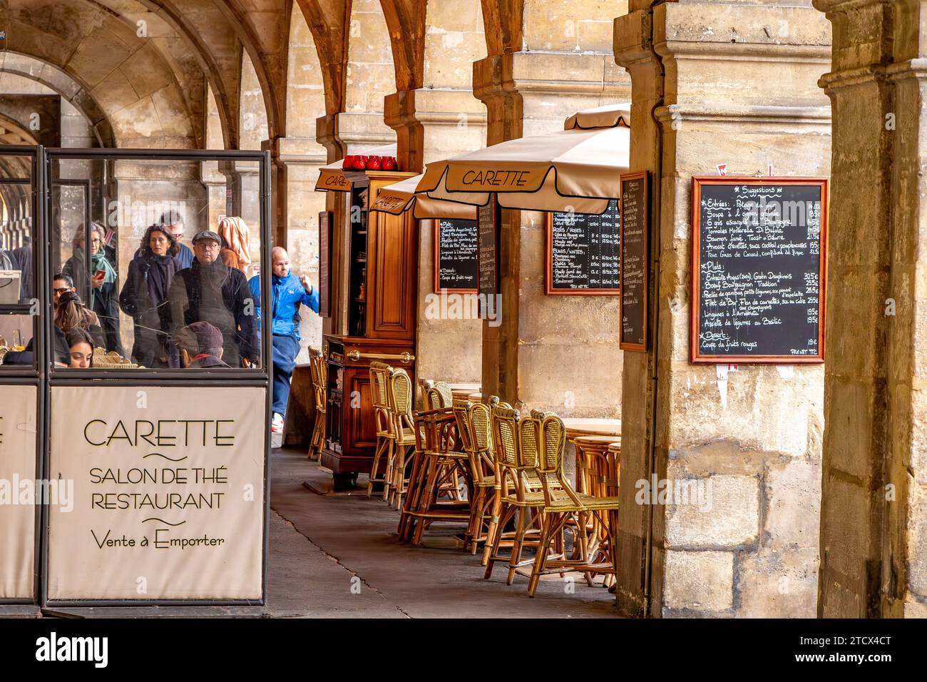 Carette, une pâtisserie et salon de thé situé dans les galeries voûtées de la place des Vosges dans le quartier du Marais à Paris, France Banque D'Images