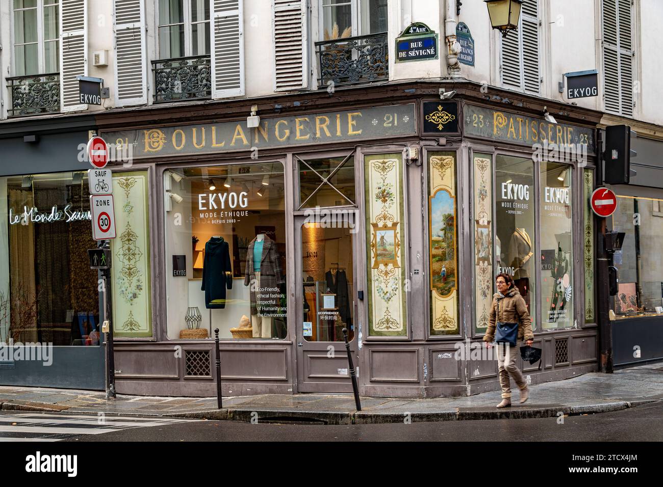 Ekyog, un magasin de vêtements éthiques et durables situé dans un navire boulangerie pâtisserie reconverti rue des Francs Bourgeois dans le Marais, Paris Banque D'Images