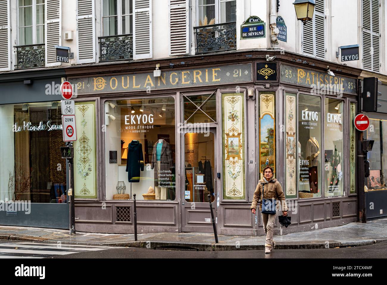 Ekyog, un magasin de vêtements éthiques et durables situé dans un navire boulangerie pâtisserie reconverti rue des Francs Bourgeois dans le Marais, Paris Banque D'Images