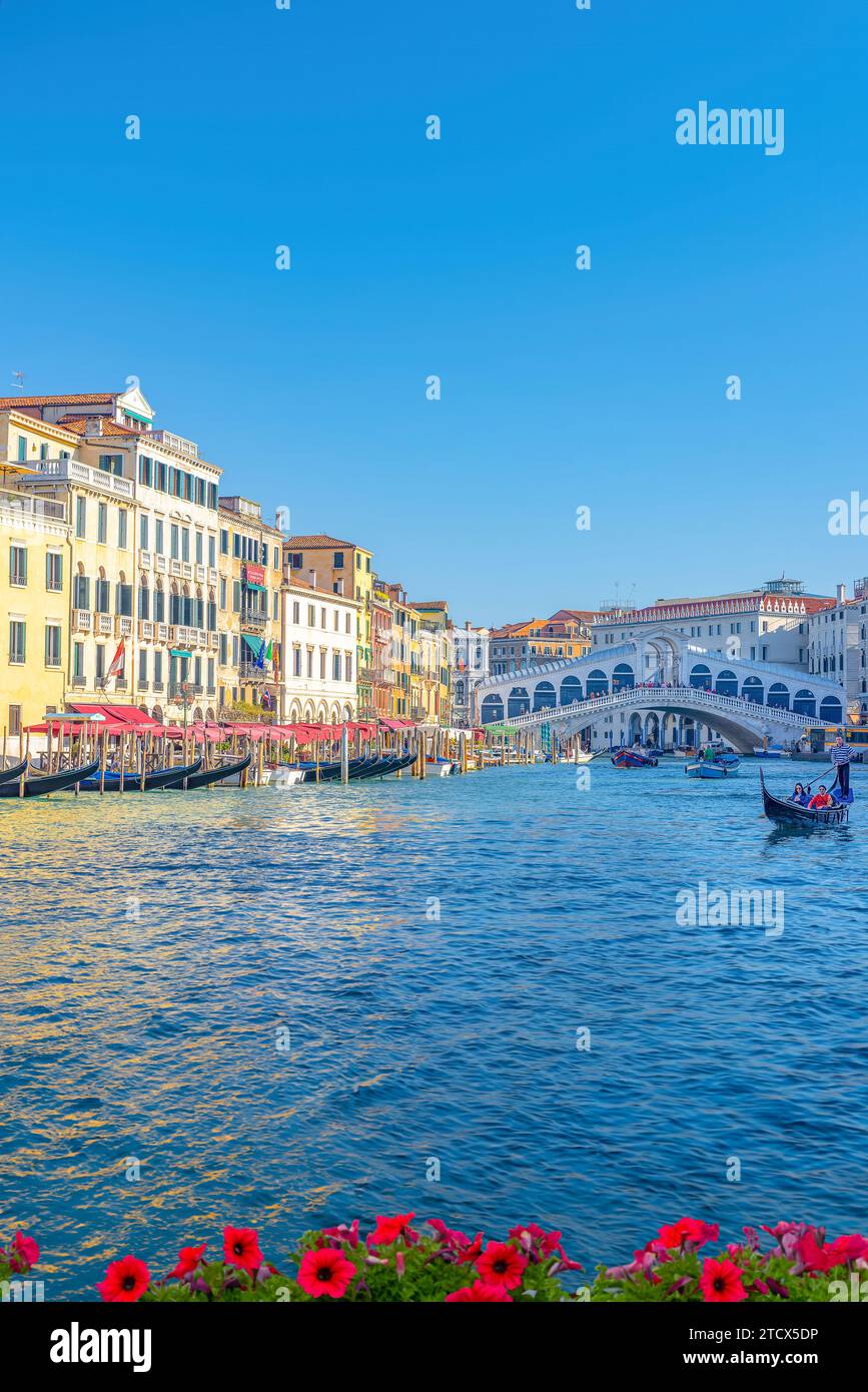 Venise, Italie - 14 décembre 2023 : touristes naviguant en gondole sur le Grand Canal, Venise, Italie. Le pont du Rialto est visible en arrière-plan. Banque D'Images