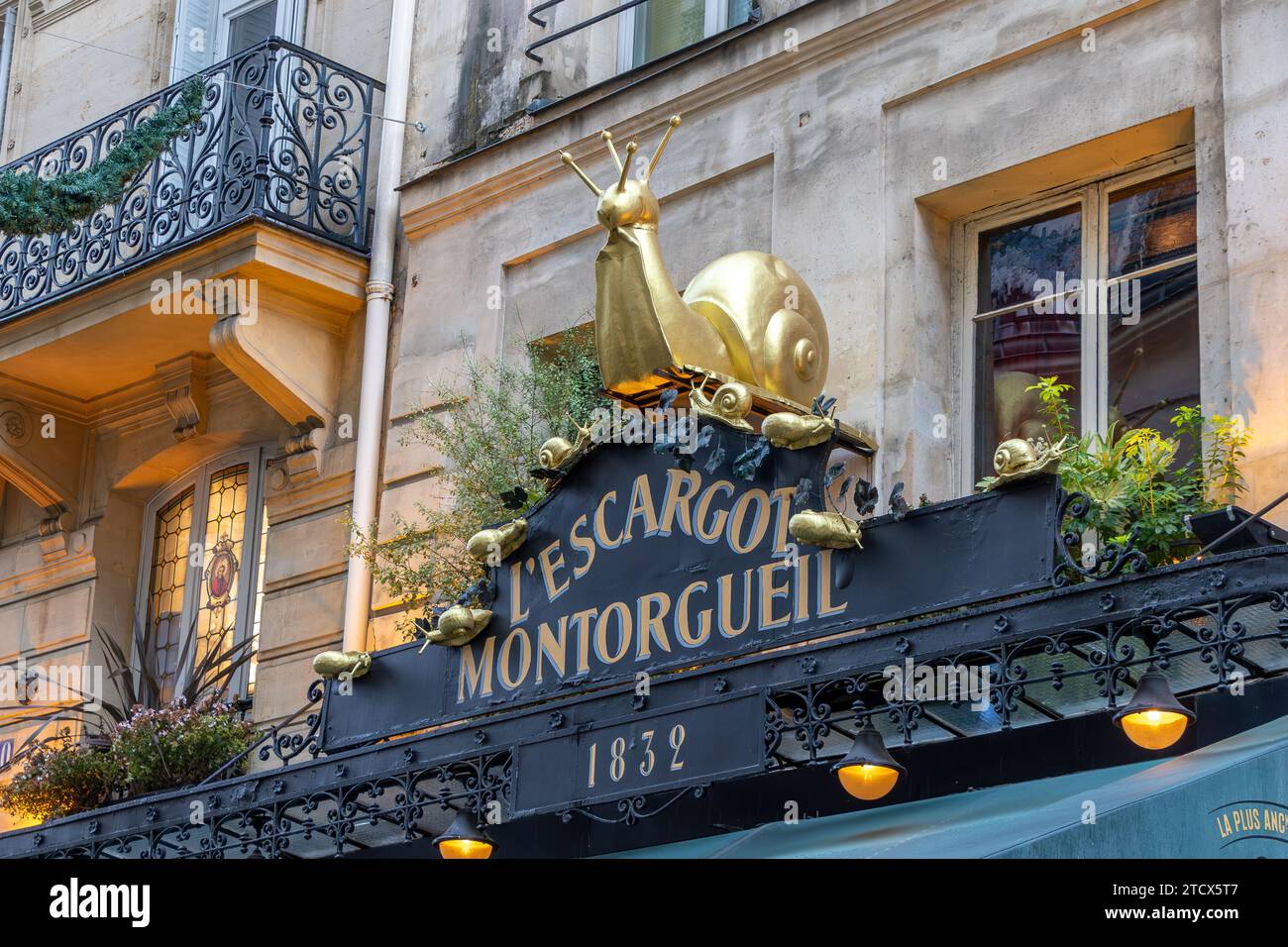 Un grand escargot doré au-dessus de l'entrée de l'Escargot Montorgueil , classique, élégant, restaurant français sur la rue Montorgueil à Paris, France Banque D'Images