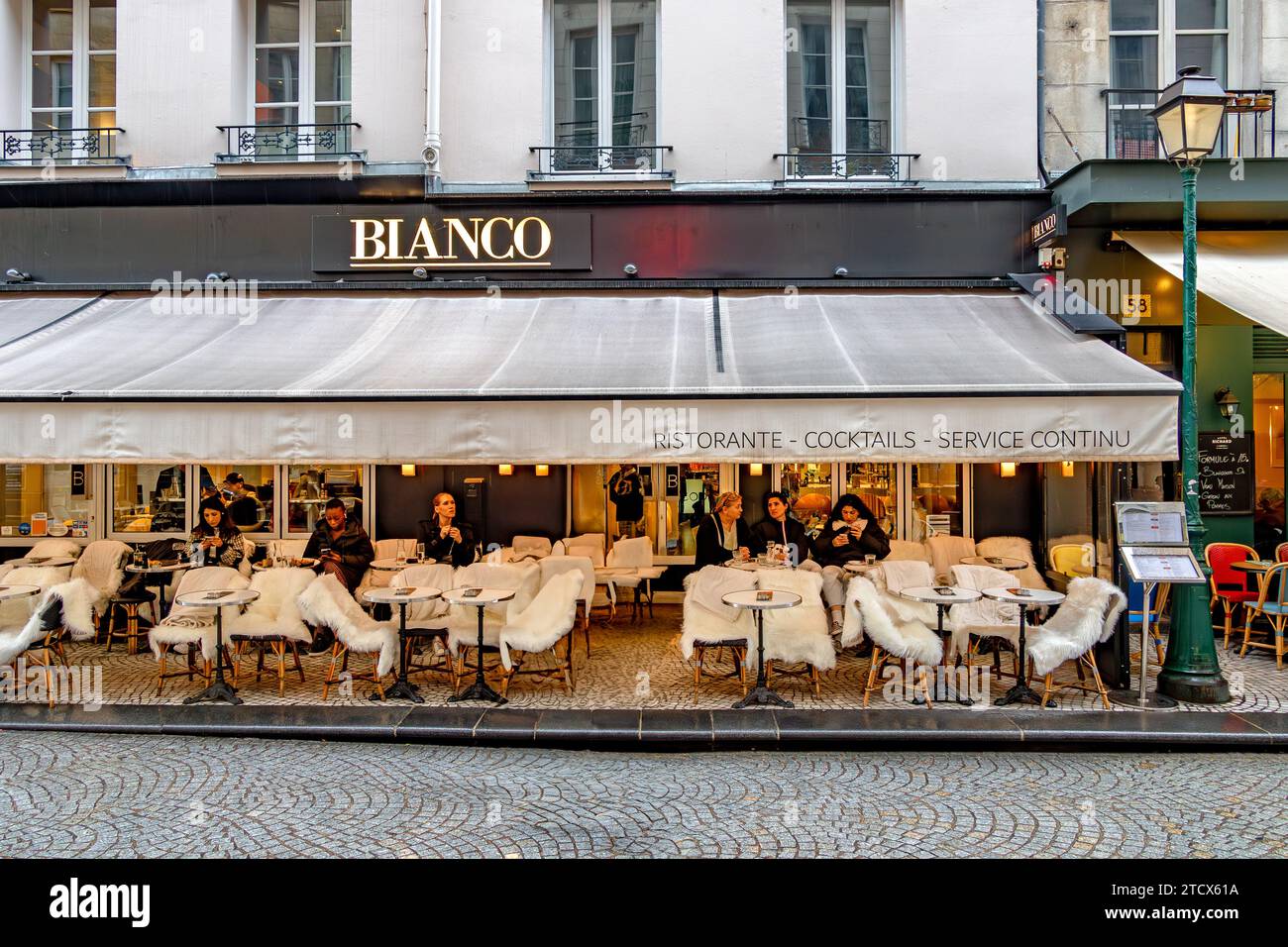 Les gens assis sur la terrasse extérieure de Bianco, un restaurant italien sur la rue Montorgueil, Paris, France Banque D'Images