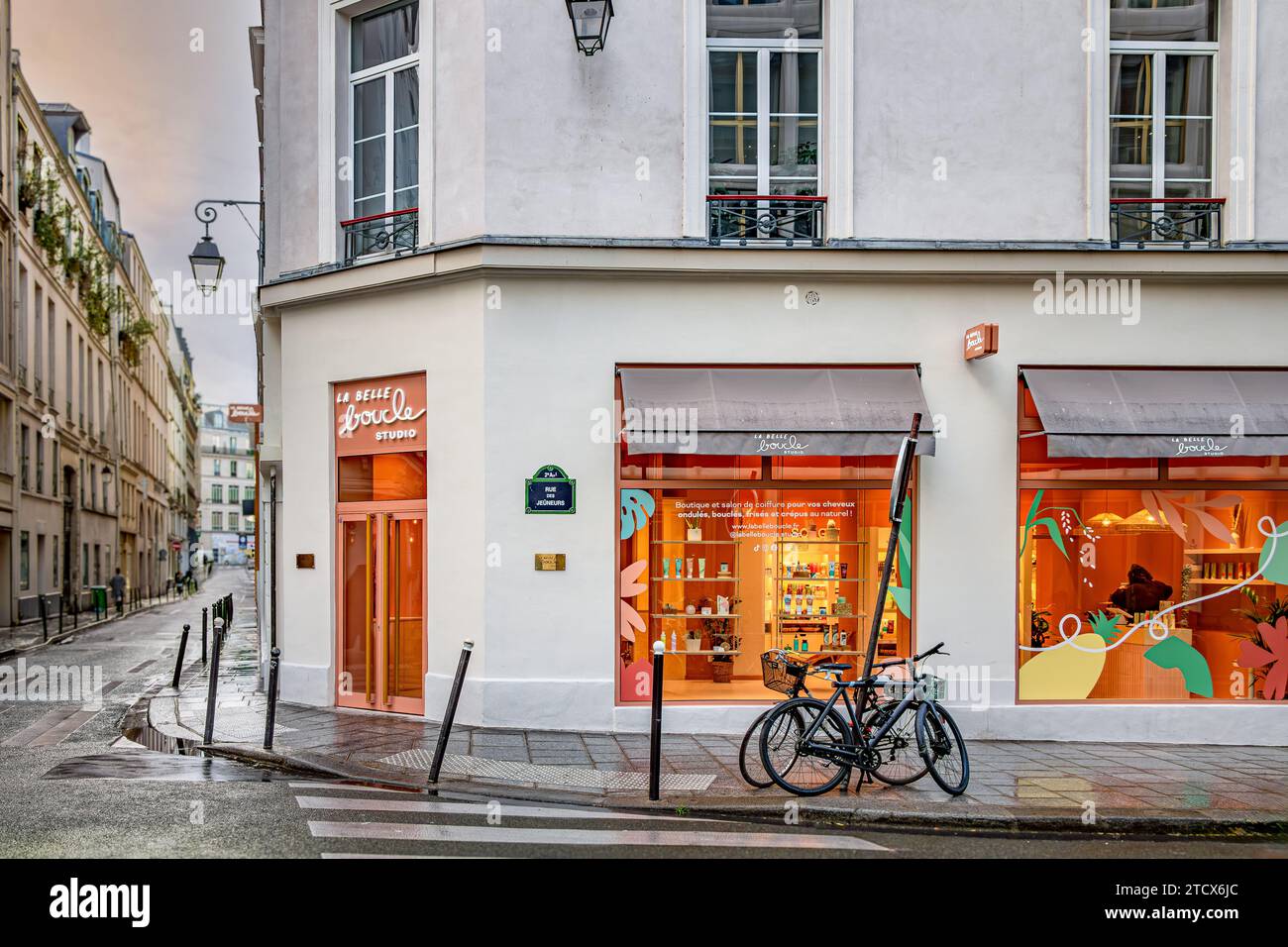 La Belle boucle Studio, un salon de coiffure et une boutique au 25 rue du Sentier, Paris, France Banque D'Images