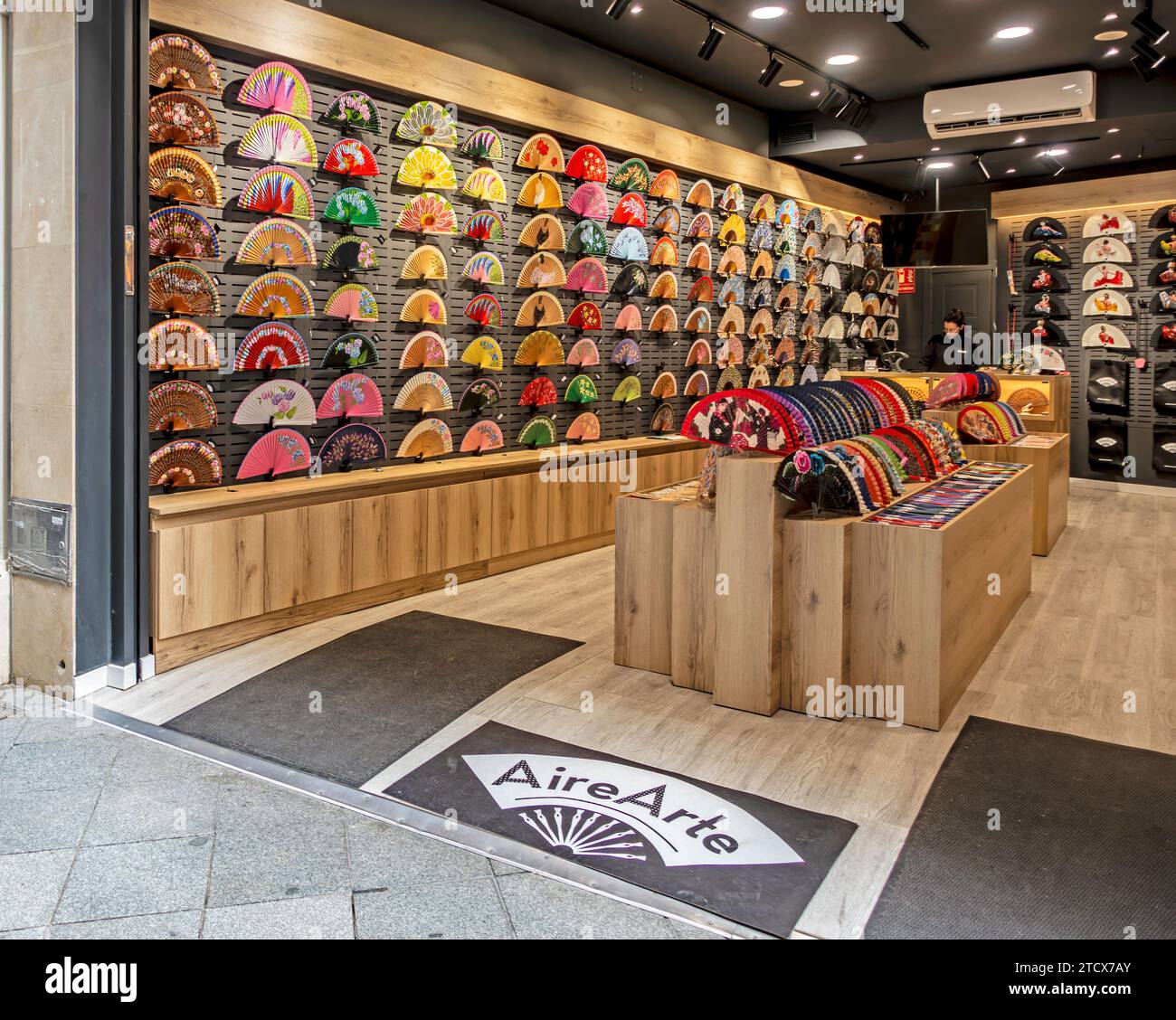 Gamme de ventilateurs décoratifs vibrants présentés dans un magasin d'accessoires moderne aire Arte à Séville, en Espagne. Banque D'Images