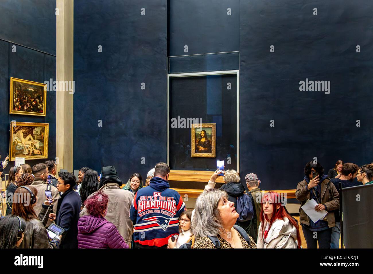 Foules de gens autour de la Joconde, une peinture de Léonard de Vinci, l'exposition la plus populaire au Musée du Louvre à Paris, France Banque D'Images