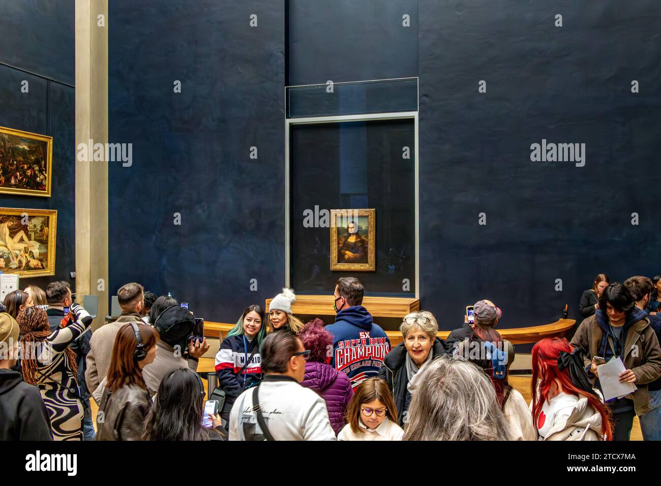 Foules de gens autour de la Joconde, une peinture de Léonard de Vinci, l'exposition la plus populaire au Musée du Louvre à Paris, France Banque D'Images